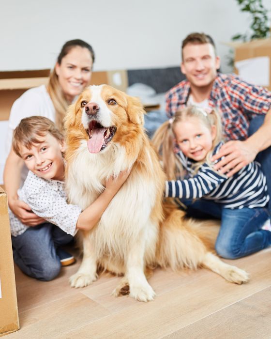 chien et famille faisant un câlin