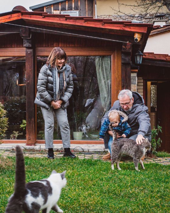 chats dans le jardin avec un couple âgé et un enfant