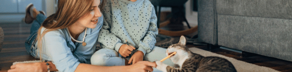 chat mordillant un stylo tenu par une petite fille - toxoplasmose chat symptômes