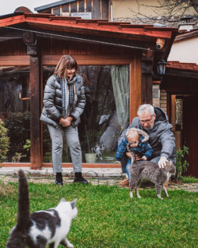 chats dans le jardin avec un couple âgé et un enfant