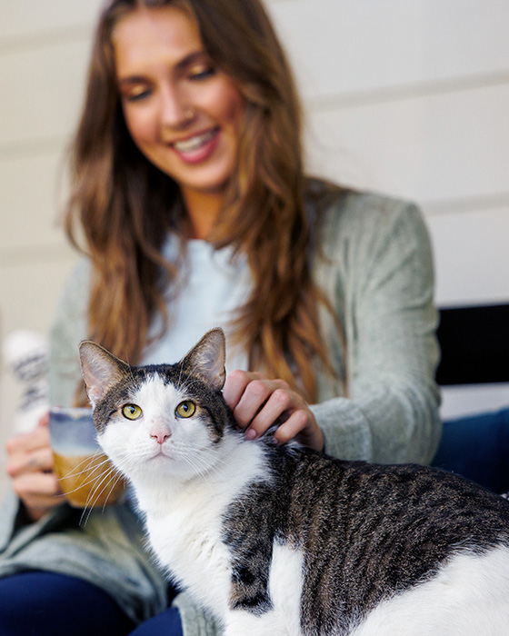 une femme et un chat